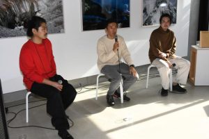 アーティストトークで語る（左から）新城さん、石川さん、大城さん＝３日、パリ・ギャラリー