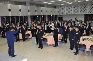 自衛隊協力会と自衛隊、市民、宮古経済の発展などを願って乾杯する参加者ら＝21日、ＪＡおきなわ宮古地区本部大ホール
