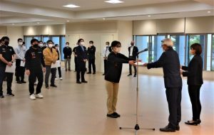 座喜味市長（右から２人目）から一人一人に辞令が交付された＝18日、市役所