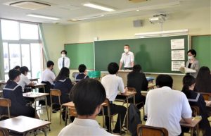 １２８人の受験生が大学入試共通テストに挑んだ＝14日、宮古高校