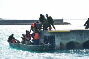 宮古警備隊と警察が合同で救助訓練を行い、連携を確認した＝12日、久松漁港