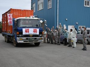 関係者らが初荷を積んだトラックを見送った＝５日、多良間製糖工場