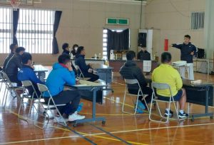 体育教員らに沖縄空手の指導法などをアドバイスした＝28日、久松中学校