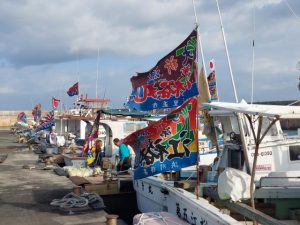 大漁旗で旧正月ムードが戻った＝22日、佐良浜漁港