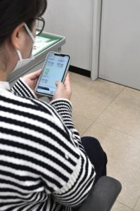 来館しなくても手元のスマートフォンなどで手軽に読める「電子図書館」サービス
