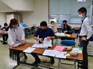 県立高校一般入試の願書受け付けが始まった＝８日、宮古高校