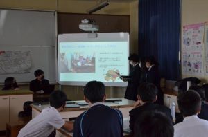 調査結果を報告する生徒たち＝７日、平良中