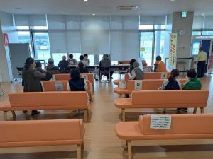 申請サポート窓口に並ぶ市民ら＝24日、市役所