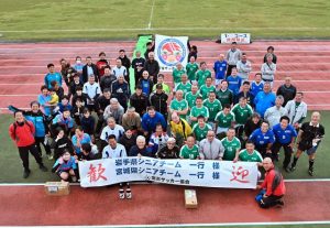 宮古島のサッカー協会関係者が東北２県のシニアサッカーチームと試合を通して交流を深めた＝25日、市陸上競技場