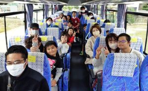 バスの中でもみんなの笑顔が広がった親子バスツアー＝25日、伊良部島