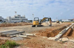 拡張工事が進められ、２４０台が駐車可能となる＝９日、下地島空港