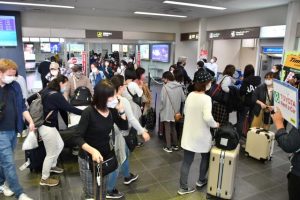 「十六日祭」を過ごすために里帰りした人たちなどでにぎわった=5日、宮古空港