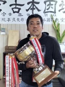 優勝杯を手にする真栄城佑次宮古本因坊＝26日、こすみ囲碁教室