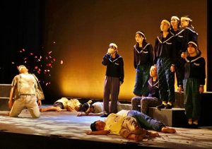 出演者たちが熱のこもった芝居でふるさと宮古島で起こった戦争の悲惨さと平和の尊さを観客に訴えた市民劇＝５日、市未来創造センター多目的ホール