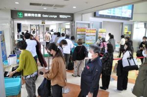 保安検査場前には帰省客らで長い列ができていた＝７日、宮古空港