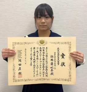 北方領土に関する全国スピーチコンで全国１位となる北方対策担当大臣賞に輝いた與那覇さん＝18日、東京のベルサール九段（写真提供・玉城教諭）