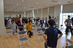 予防運動を体験する市民ら＝19日、市保健センター