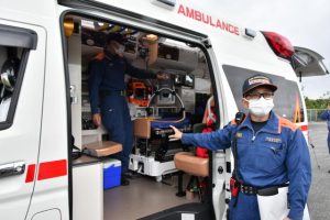 更新された高規格救急車の機能を説明する隊員＝20日、市消防署上野出張所