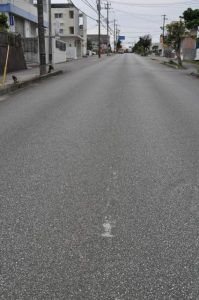 道路中央線や側線が消えている市道=平良下里・旧宮古ボウリングセンター前