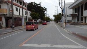 23年度から無電柱化事業が行われる中央縦線＝29日、平良西里