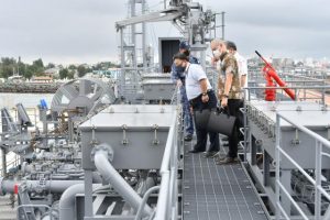 隊員から油槽船の設備について説明を受ける参加者ら＝24日、平良港下崎埠頭