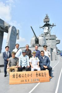 特別公開に参加し、池﨑艦長（前列右2人目）らと記念撮影する防衛議員連盟の議員と関係者ら＝29日、練習艦はたかぜ