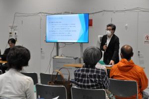 観光学部について説明する学部長予定者の廣田氏（奥）＝25日、市未来創造センター研修室