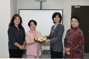 大城教育長（右から２人目）に交通安全マスコットを手渡す島尻支部長（左から２人目）＝６日、市役所