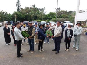 ボランティア団体に苗や用具などが配布された=2日、宮古森林組合