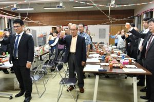 「感謝の集い」で乾杯する関係者＝20日、砂川団地集会所