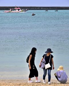ビーチでは海洋レジャーを楽しむ観光客や日光浴をする人たちでにぎわった＝22日、パイナガマビーチ