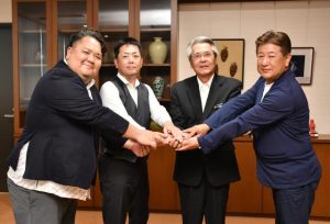 企業版ふるさと納税を行うことを明らかにした（左から）砂川市議、黒田社長、座喜味市長、高橋部長＝28日、市役所