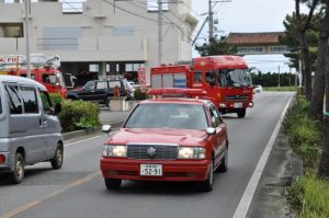 火災予防広報パレードに出発する消防車両＝１日、市消防本部前