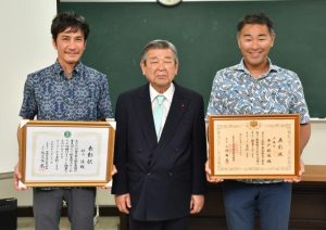 食品衛生功労表彰を受けた平戸さん（右）と砂川さん（左）、中央は佐久本会長＝27日、宮古保健所
