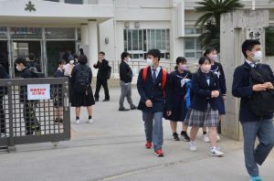 受験を終え、会場を後にする生徒たち＝8日、宮古高校