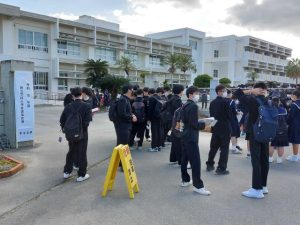 「15の試練」に挑むため、マスク姿の受験生たちが緊張した面持ちで試験会場へ訪れた＝７日、宮古高校