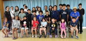 学事奨励会で祝い金や学用品などをもらった子供たち＝27日、保良公民館