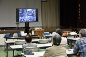 試写会で上映された創立１２０周年ＤＶＤ＝19日、狩俣集落センター