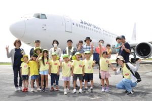 767型機の見学を終えて笑顔で記念撮影する園児ら＝23日、宮古空港