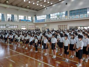 3年ぶりに全校児童が体育館に集合し修了式が行われた＝24日、平良第一小学校