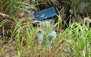 沈砂池に不法投棄されたごみ＝29日、平良西原