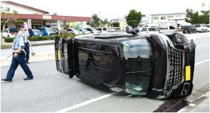 中央分離帯に衝突し横転した軽自動車＝14日、平良下里の平良城辺線