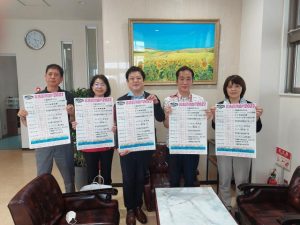 15日から始まる移動献血に協力を呼び掛けた＝25日、宮古毎日新聞社