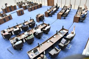 副市長人事の同意案は賛成多数で可決した=25日、市議会議場
