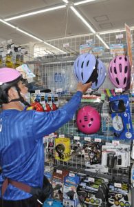 自転車のヘルメット着用努力義務化がスタートし、ヘルメットを購入する人が徐々に増えている=4日、市内のホームセンター