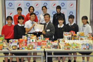 個人だけでなく多くの企業や学校からも食品の寄贈が行われた(資料写真)