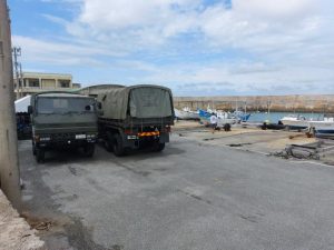 伊良部島周辺では自衛隊の隊員らの捜索活動が続いている＝21日、伊良部漁港周辺
