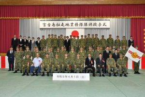 関係者らが参加して行われた業務隊隊旗授与式＝1日、陸自宮古島駐屯地