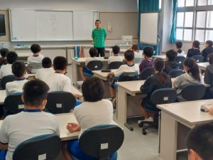 子供たちに語り掛ける森岡さん（中央）＝17日、北小学校