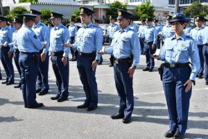 夏服に衣替えした署員の制服、装備品の点検をする喜屋武署長（左）＝４日、宮古島署